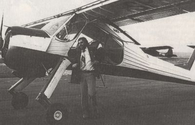 Witold Świadek na tle samolotu PZL-104 Wilga